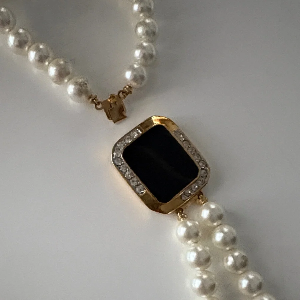 Elegant Pearl Necklace with Black and Gold Accent - Picture 5 of 8